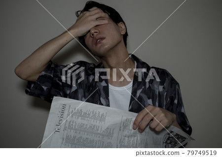 報紙和男人 79749519