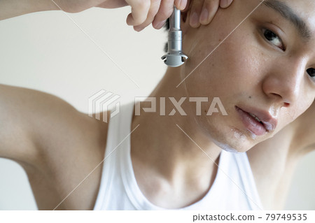 A man shaving his beard 79749535