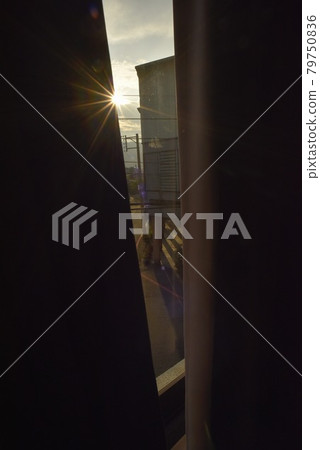 陽光照射台上方。 陽光照射台上方。 79750836