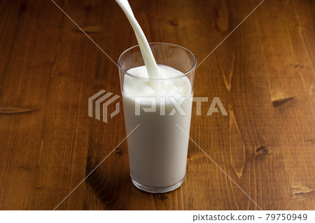 把牛奶倒進一杯 把牛奶倒進一杯 79750949