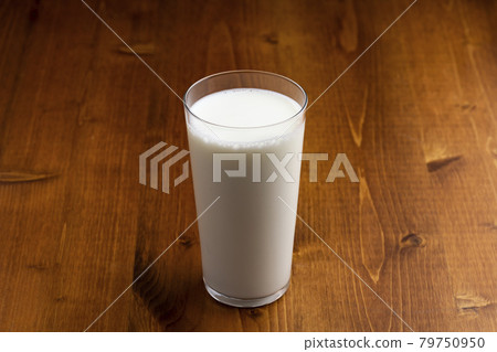 把牛奶倒進一杯 把牛奶倒進一杯 79750950