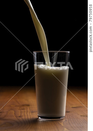 把牛奶倒進一杯 把牛奶倒進一杯 79750958