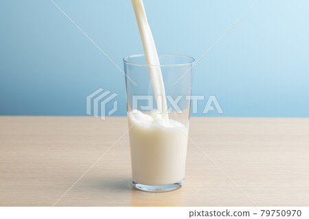 Pour milk into the glass Pour milk into the glass 79750970