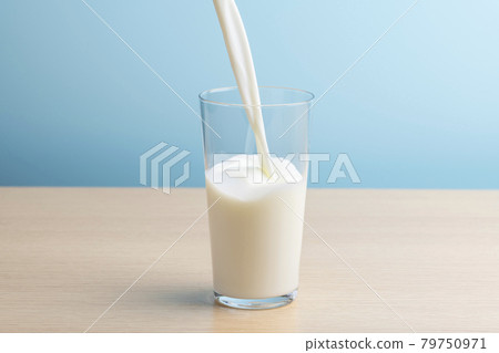 Pour milk into the glass Pour milk into the glass 79750971