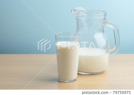 Pour milk into the glass Pour milk into the glass 79750975