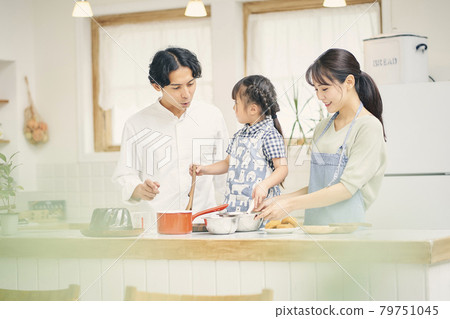 Making sweets with parents and children 79751045
