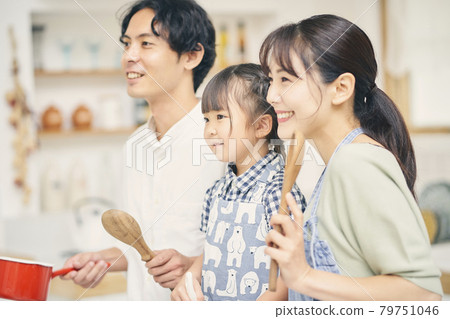 Making sweets with parents and children 79751046