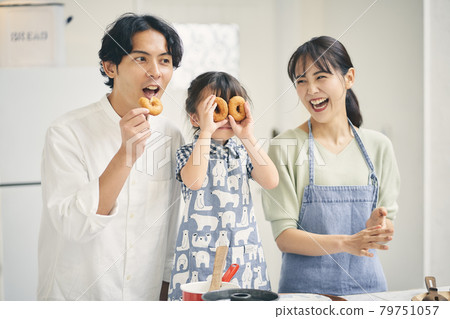 與父母和孩子一起製作糖果 79751057