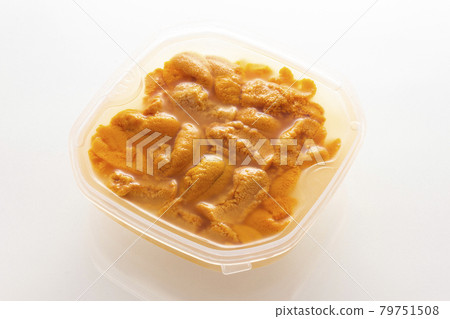 生海膽保存在與海水相同鹽度的鹽水中，以保持新鮮 79751508