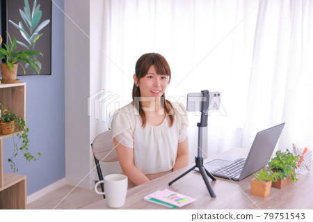 Online meeting on smartphone_long 79751543