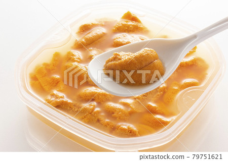 Raw sea urchins preserved in salt water with the same salinity as seawater to maintain freshness 79751621