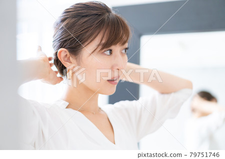 在家修剪髮型的年輕女人 在家修剪髮型的年輕女人 79751746