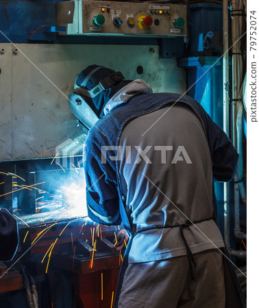 Welder working steel Welder working steel 79752074
