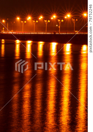 Fire light, beautiful bridge and surface water 79752246