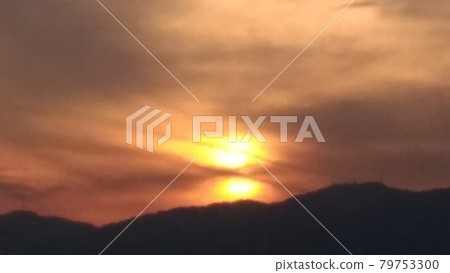 兩個太陽似乎落下的日落天空 兩個太陽似乎落下的日落天空 79753300