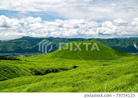 Oshito石頭草甸的夏天在藍天漂浮的白雲 79754110