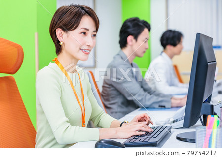 A scene where office staff perform desk work 79754212