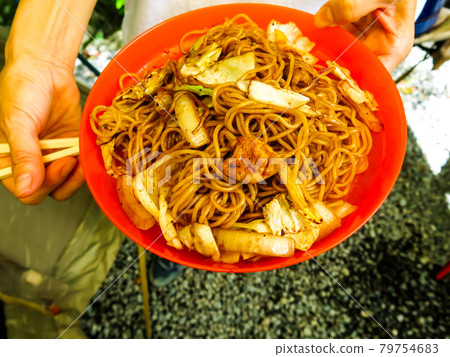 Yakisoba grilled on an iron plate, a standard barbecue dish 79754683