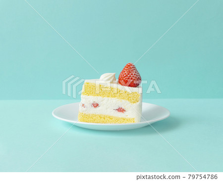 淺藍色背景上的草莓脆餅 79754786