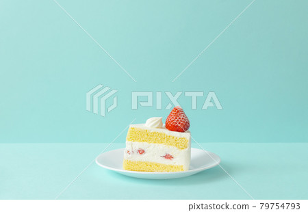 淺藍色背景上的草莓脆餅 79754793