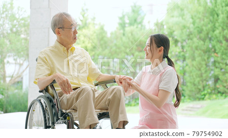 Caregiver assisting the elderly 79754902