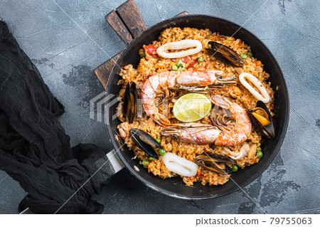 Paella with seafood, prawns, musselsm chicken and rice in pan on grey background, top view 79755063