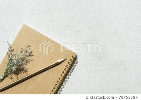 亞麻布背景上的書寫用具 亞麻布背景上的書寫用具 79755587