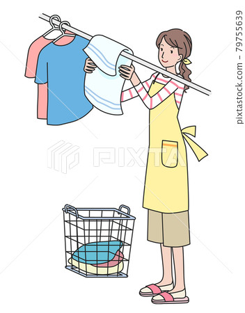 一個穿著圍裙的年輕女人把衣服掛在晾衣繩上 一個穿著圍裙的年輕女人把衣服掛在晾衣繩上 79755639