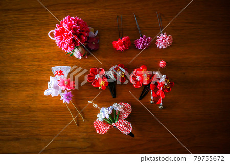 我試著在桌子上為七五三的女孩們安排髮飾 79755672