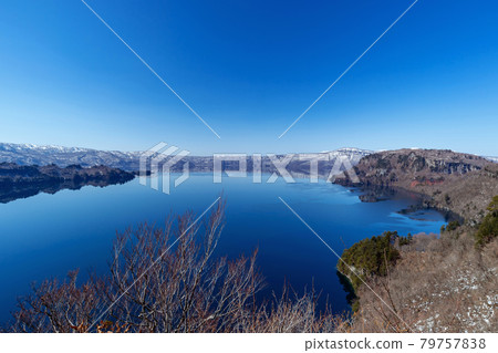 [Lake Towada, Aomori Prefecture] Lake Towada in early spring: Lake Towada, which looks like a water mirror from the view lake stand, is an open panorama 79757838