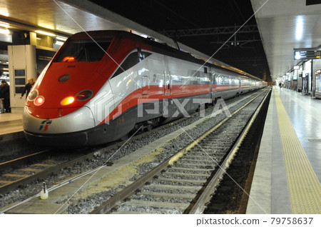意大利羅馬特米尼火車站的火車 79758637