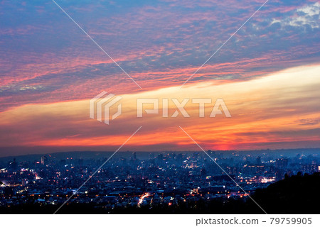 The clouds of light spread over the castle city, blue clouds are in the middle of the clouds, the fire clouds are special, and the clouds are special. 79759905