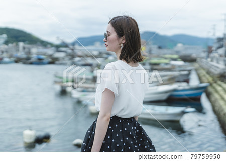 夏日港口的女人 夏日港口的女人 79759950
