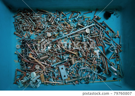 A large amount of metal parts mixed in the container [iron scraps / screws] 79760807