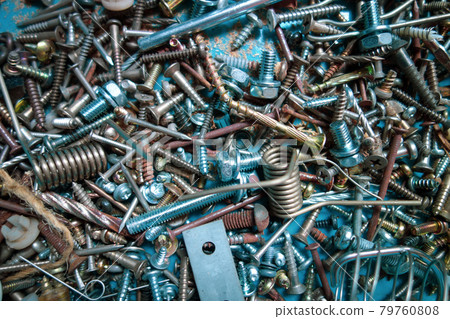 A large amount of metal parts mixed in the container [iron scraps / screws] 79760808