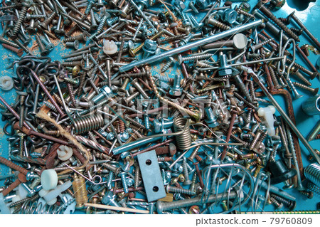 A large amount of metal parts mixed in the container [iron scraps / screws] 79760809