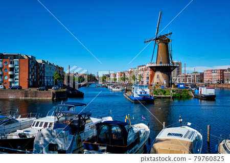 View of the harbour of Delfshaven and the old grain mill De Destilleerketel. Rotterdam, Netherlands 79760825