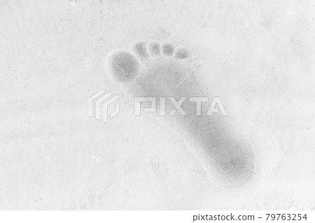 Trail from one man's foot on white beach sand background 79763254
