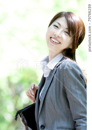微笑的女商人 79766289