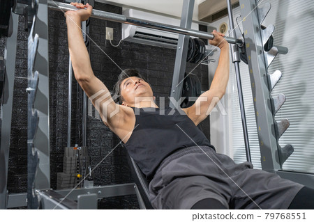 在健身房訓練的中年男子 79768551