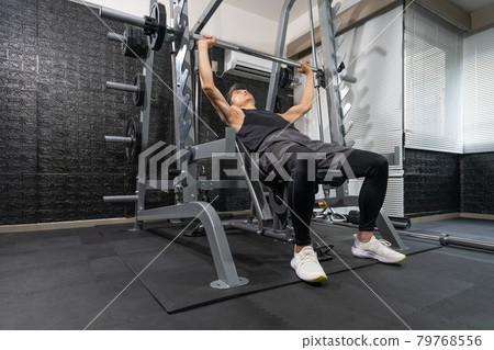 在健身房訓練的中年男子 79768556