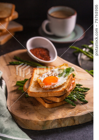 Fresh sandwiches with fried egg served with asparagus 79768986