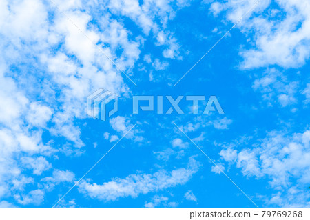 [Nature] Blue sky, white clouds, sunny [Background] 79769268