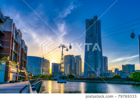 橫濱港未來城市景觀日落、索道、地標塔和科萊特馬雷 橫濱港未來城市景觀日落、索道、地標塔和科萊特馬雷 79769333