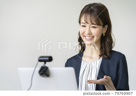 女商人與網絡攝像頭交談 視頻通話 在線會議圖像 女商人與網絡攝像頭交談 視頻通話 在線會議圖像 79769907