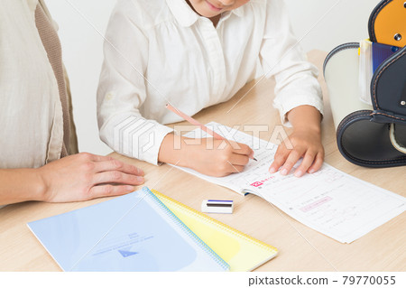 Children and mothers studying Children and mothers studying 79770055