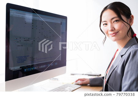 Female engineer working in front of a computer 79770338