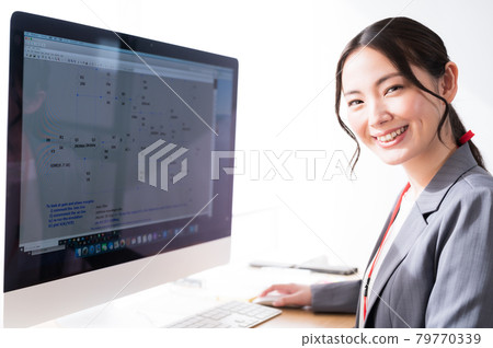 Female engineer working in front of a computer 79770339