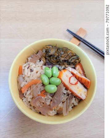 Boiled burdock rice 79771092