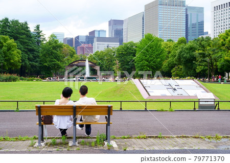 一對情侶在日比谷公園(東京都千代田區)的長椅上放鬆 一對情侶在日比谷公園(東京都千代田區)的長椅上放鬆 79771370